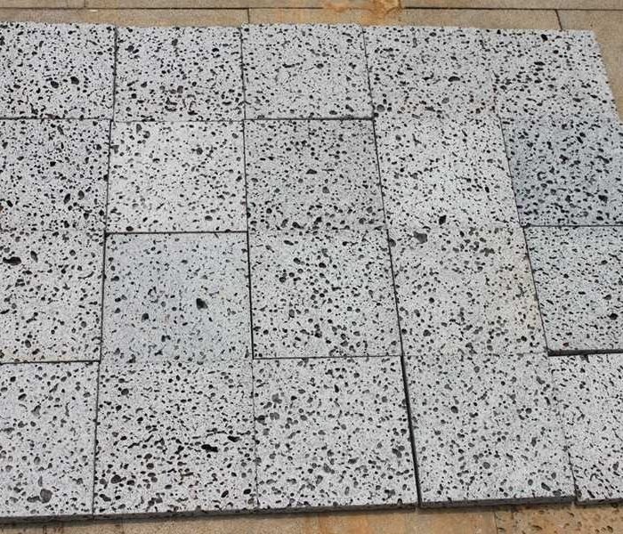 Đá ong đen xám ghép ốp tường